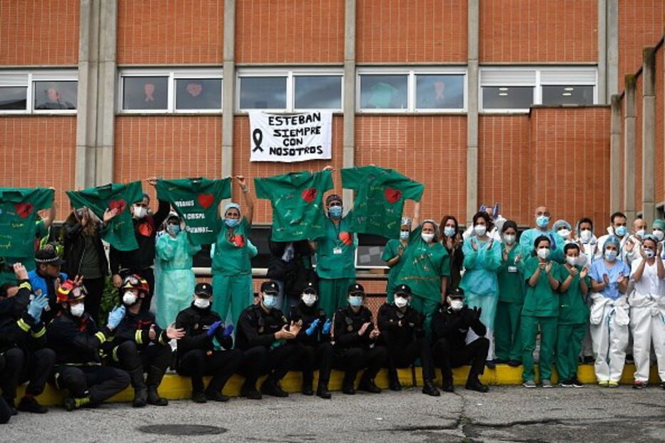 Profissionais de saúde choram perda de enfermeiro que esteve na frente da luta contra o coronavírus 