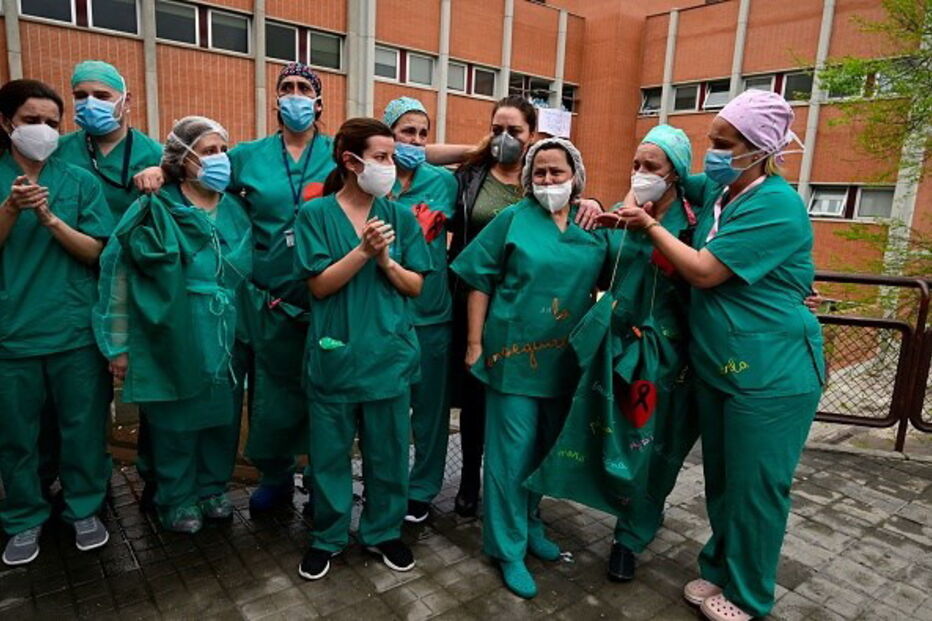 Profissionais de saúde choram perda de enfermeiro que esteve na frente da luta contra o coronavírus 