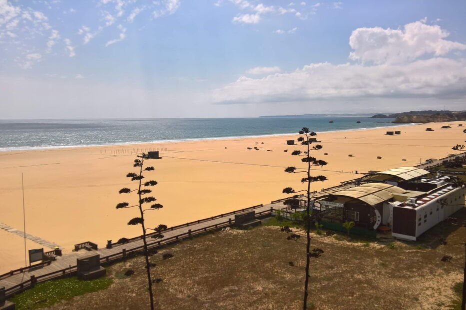 Praia da Rocha deserta em dias de Páscoa. Um dos areais mais visitados do Algarve como nunca o viu