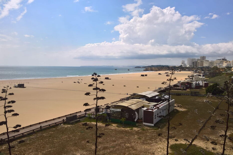 Praia da Rocha deserta em dias de Páscoa. Um dos areais mais visitados do Algarve como nunca o viu