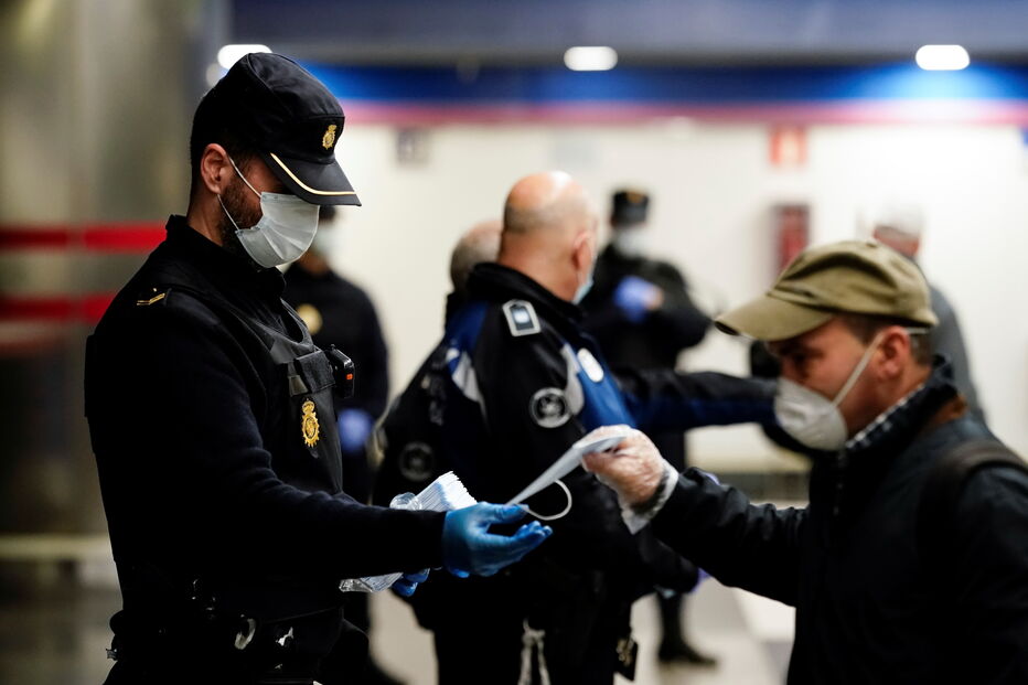 Polícias distribuíram máscaras protetoras gratuitas numa estação de metro em Madrid