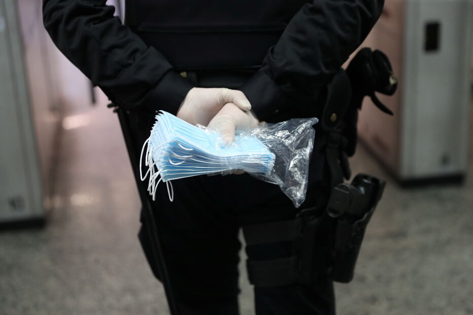 Polícias distribuíram máscaras protetoras gratuitas numa estação de metro em Madrid