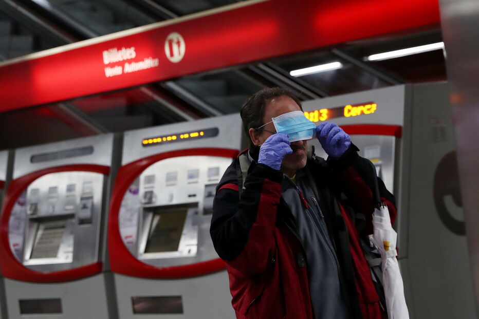 Polícias distribuíram máscaras protetoras gratuitas numa estação de metro em Madrid