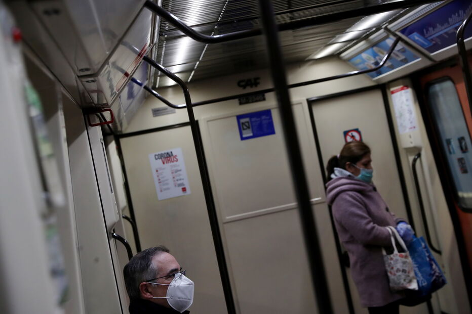 Polícias distribuíram máscaras protetoras gratuitas numa estação de metro em Madrid