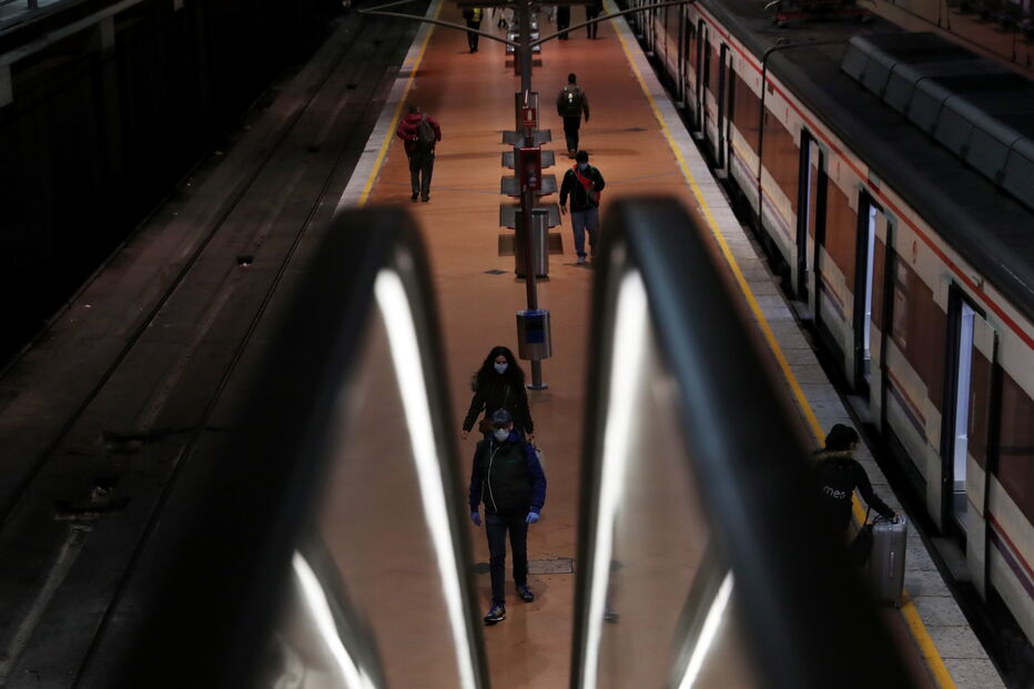 Polícias distribuíram máscaras protetoras gratuitas numa estação de metro em Madrid