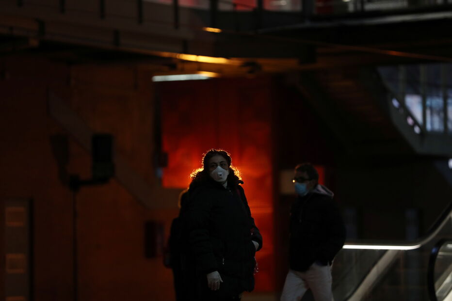 Polícias distribuíram máscaras protetoras gratuitas numa estação de metro em Madrid