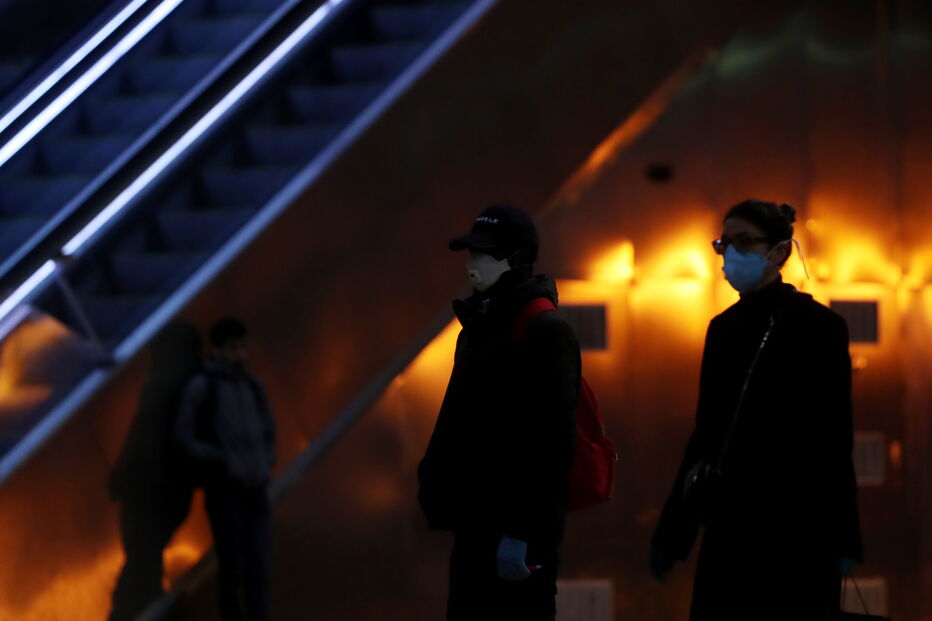 Polícias distribuíram máscaras protetoras gratuitas numa estação de metro em Madrid