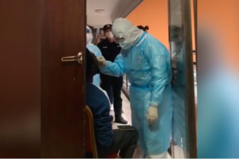 Cidadão africano a ser submetido a um teste ao novo coronavírus