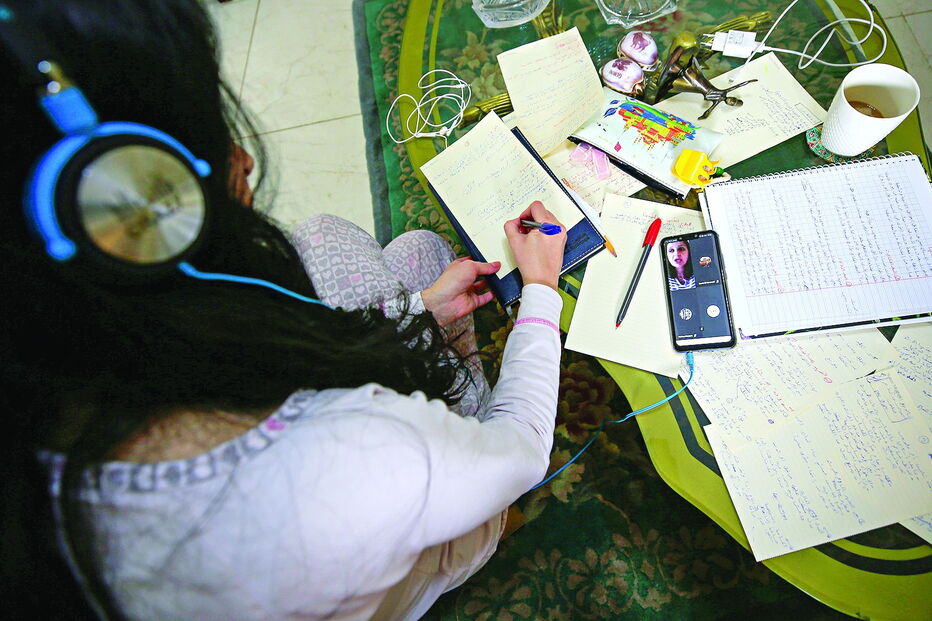 Os alunos foram obrigados a trocar a sala de aula pela sala de estar ou pelo quarto - muitos não têm, contudo, condições para aceder às aulas pela internet