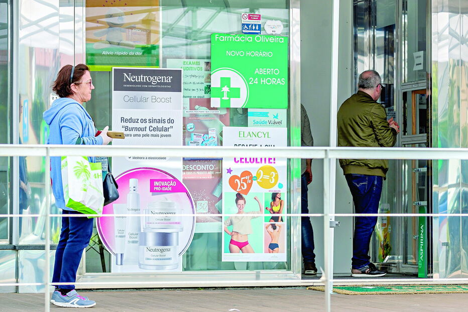 CM contactou dezenas de farmácias, de norte a sul do País, e praticamente todos os espaços tinham à venda máscaras, de vários tipos, e álcool em gel 