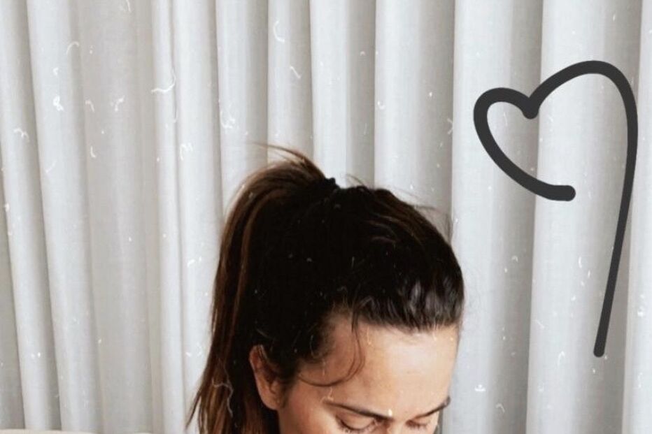 Cláudia Vieira mostra-se a amamentar