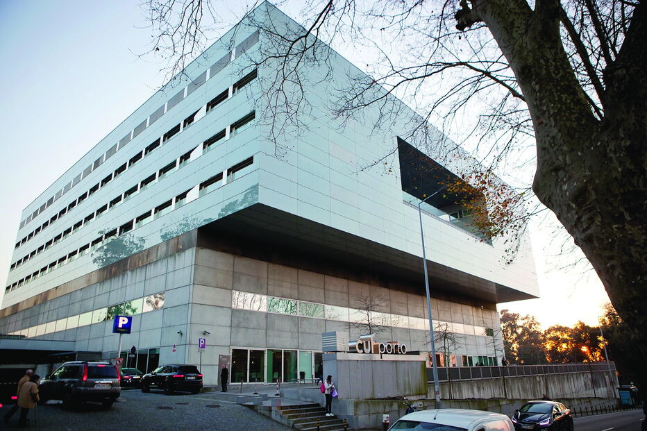 Idoso esteve internado na CUF do Porto, depois de ter sido contaminado pela Covid-19. Teve alta e já está em casa. Família não esconde a felicidade 