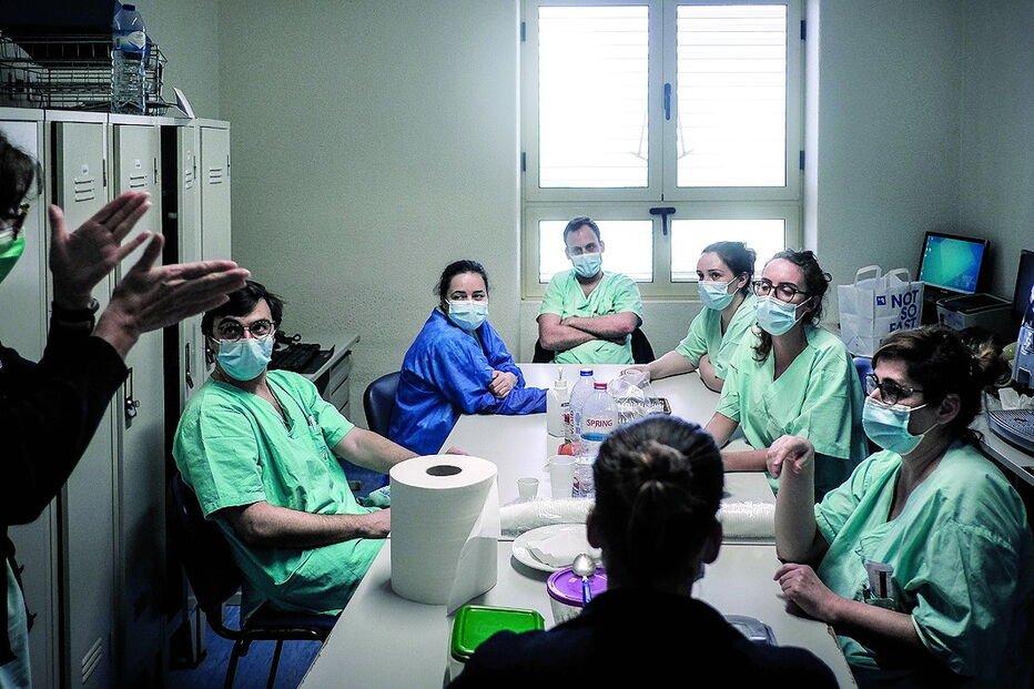 Profissionais de saúde, na linha da frente do combate, são mais de 10 por cento dos infetados no País 