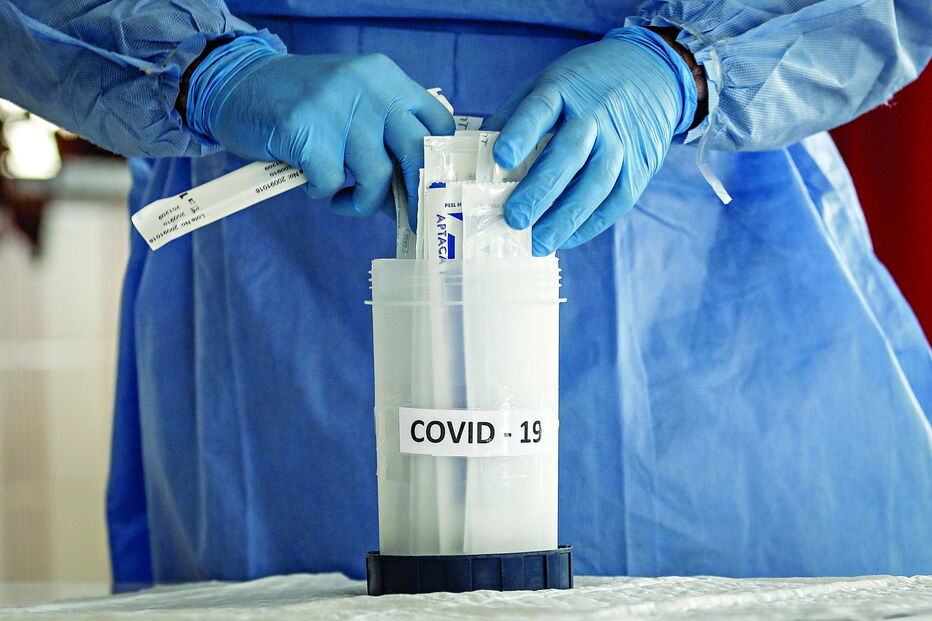 Teste de diagnóstico à Covid-19 é feito com a recolha de pelo menos duas amostras, que são depois analisadas em laboratório