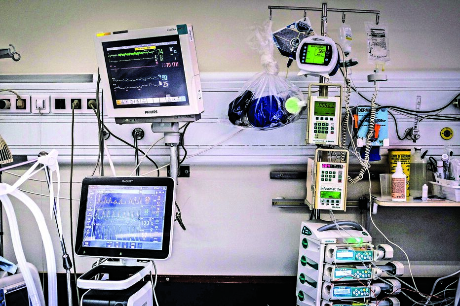 Ventiladores são usados nos cuidados  intensivos e permitem  aos doentes ganharem tempo para combaterem  a infeção, reproduzindo  a função respiratória