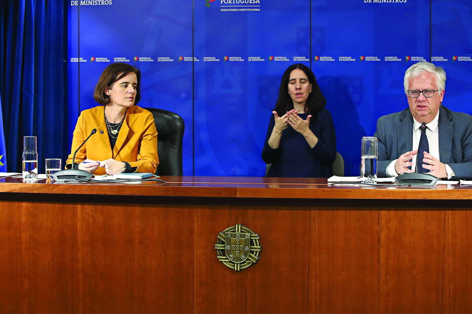 Os ministros Mariana Vieira da Silva e Eduardo Cabrita apresentaram esta sexta-feira o decreto que executa a  renovação do estado de emergência