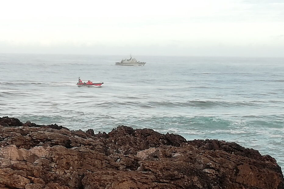 Marinha e Força Aérea realizam buscas por pescador desaparecido em Cascais
