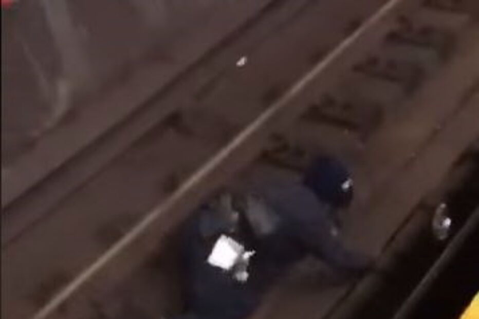 Homem cospe para cima de polícia alegando ter coronavírus e empurra agente para a linha do metro
