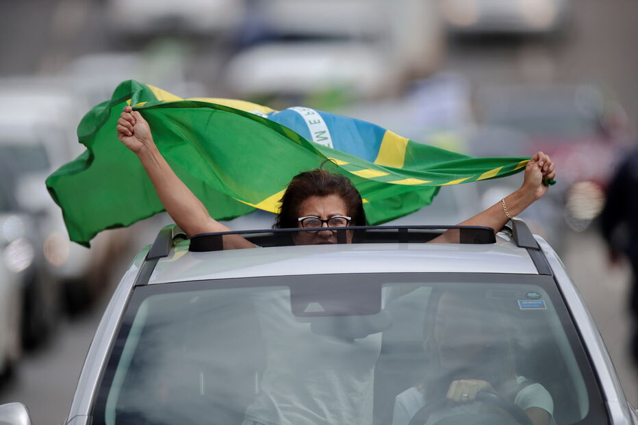 Apoiantes de Bolsonaro pedem intervenção militar para acabar com isolamento do coronavírus no Brasil