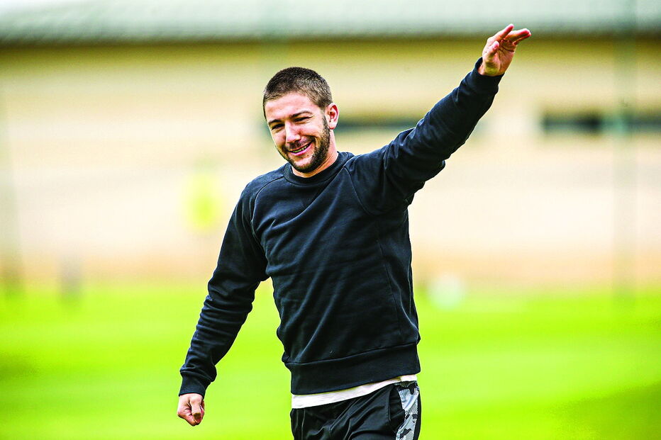 Vietto, com  novo visual, sorri na hora do regresso ao habitual espaço de trabalho