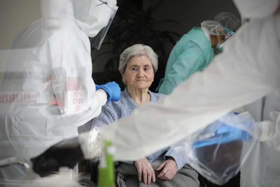 Idosos de lar fazem testes de despiste ao coronavírus em Santa Maria da Feira