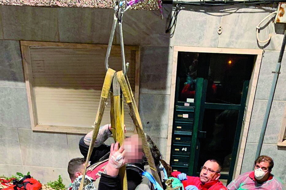 Grua usada no resgate de homem com 300 kg em Camarate  