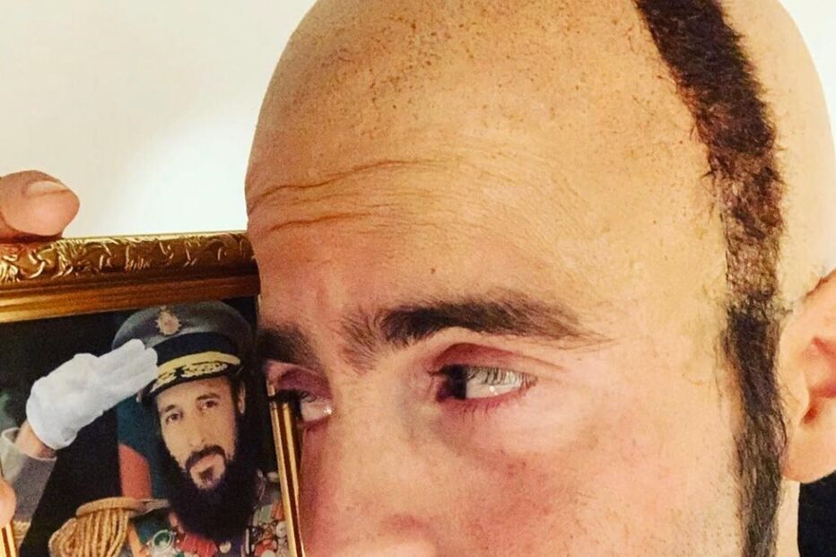 João Manzarra mostra-se de cabelo rapado