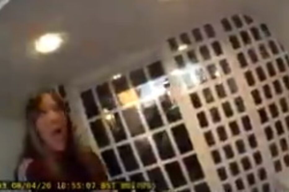 Mulher tosse para cima de polícias durante detenção em plena pandemia no Reino Unido