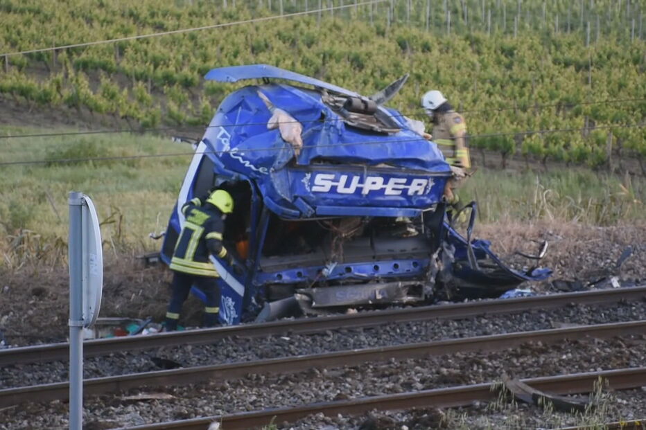Comboio abalroa camião na Linha do Norte e provoca três feridos e um morto em Santarém