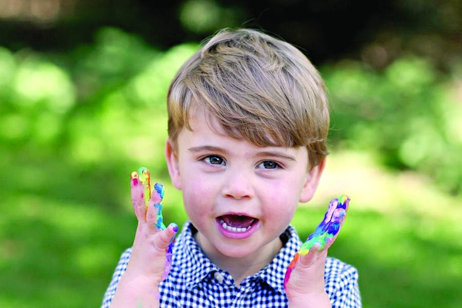 Príncipe Louis celebra segundo aniversário