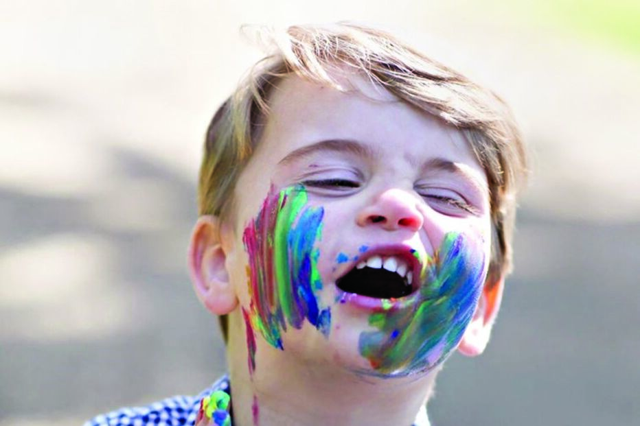 Príncipe Louis celebra segundo aniversário