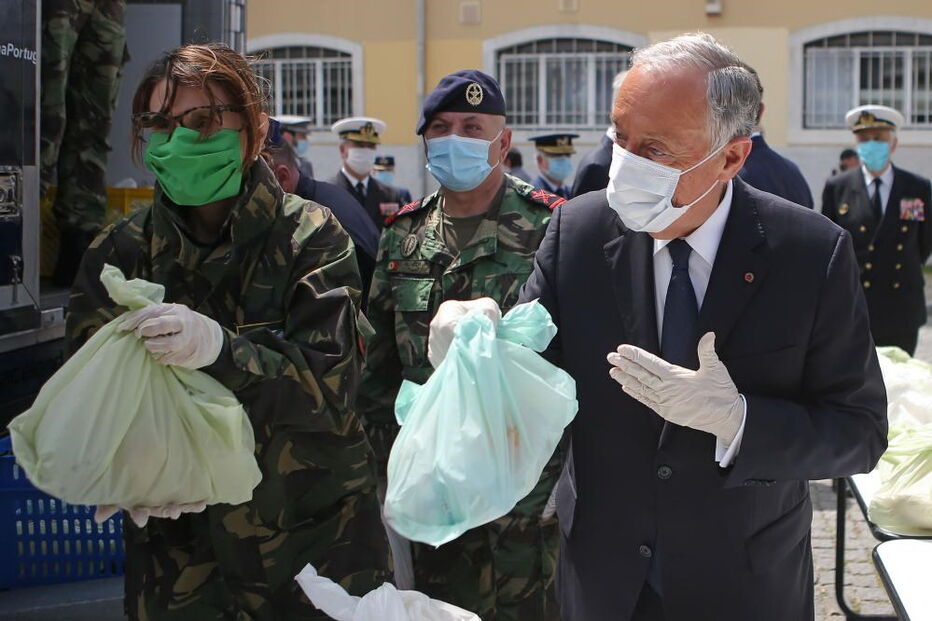 De luvas e máscara, Marcelo ajudou na distribuição de comida a quem precisa