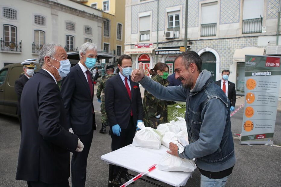 De luvas e máscara, Marcelo ajudou na distribuição de comida a quem precisa