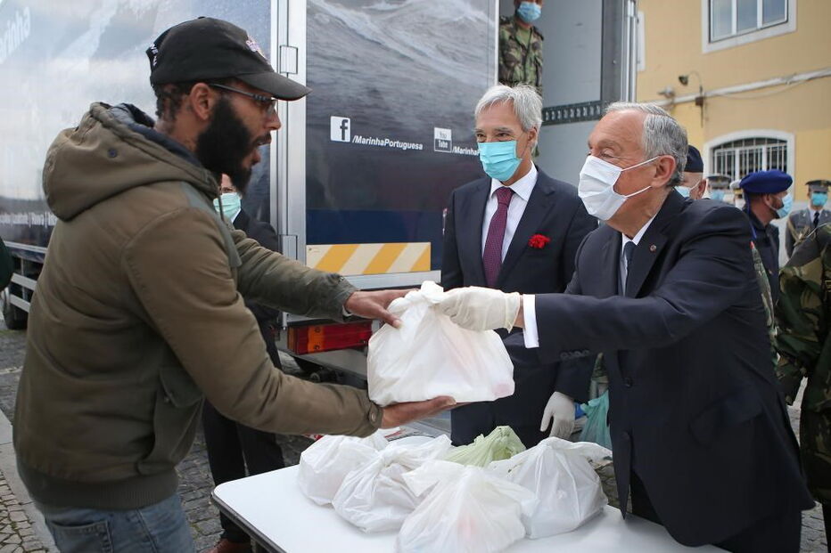 De luvas e máscara, Marcelo ajudou na distribuição de comida a quem precisa
