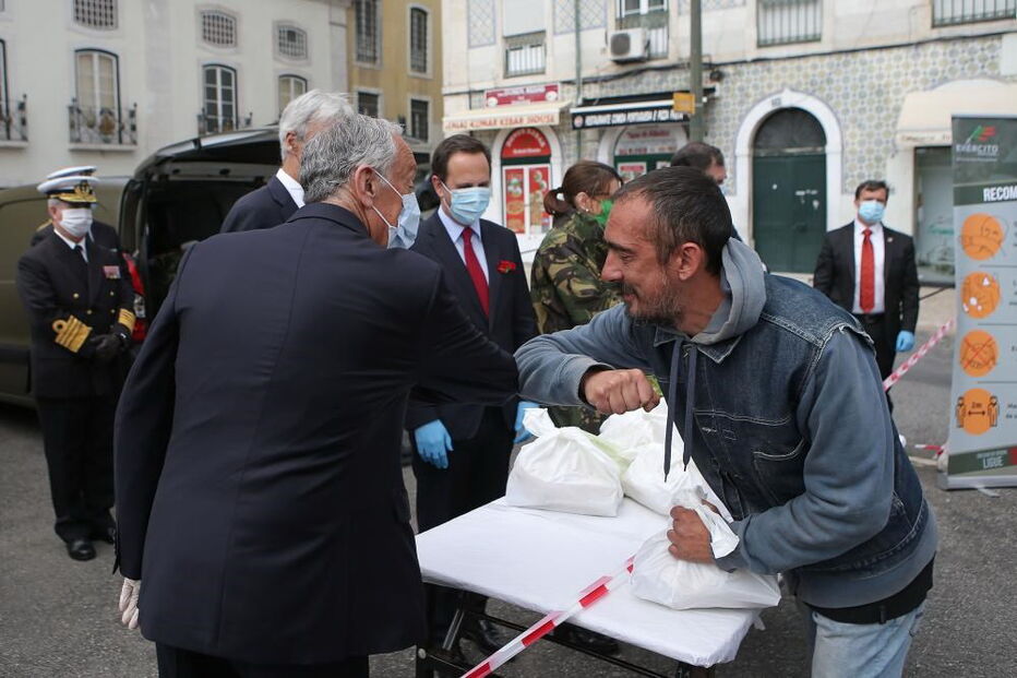 De luvas e máscara, Marcelo ajudou na distribuição de comida a quem precisa
