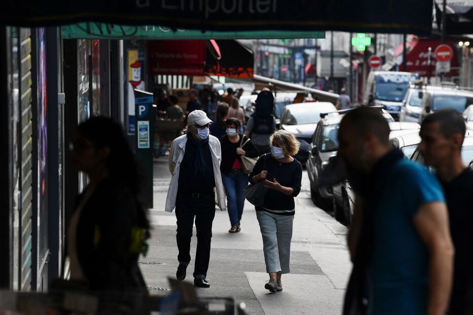 População sai à rua com máscaras em Paris, França, abril de 2020