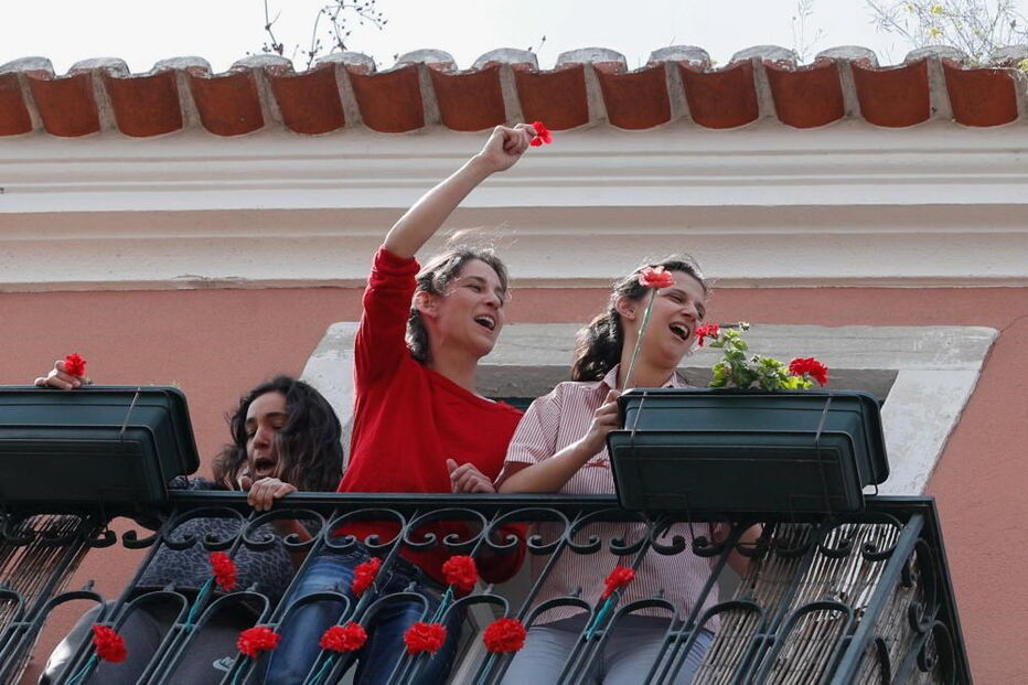 Populares cantam à varanda a canção 