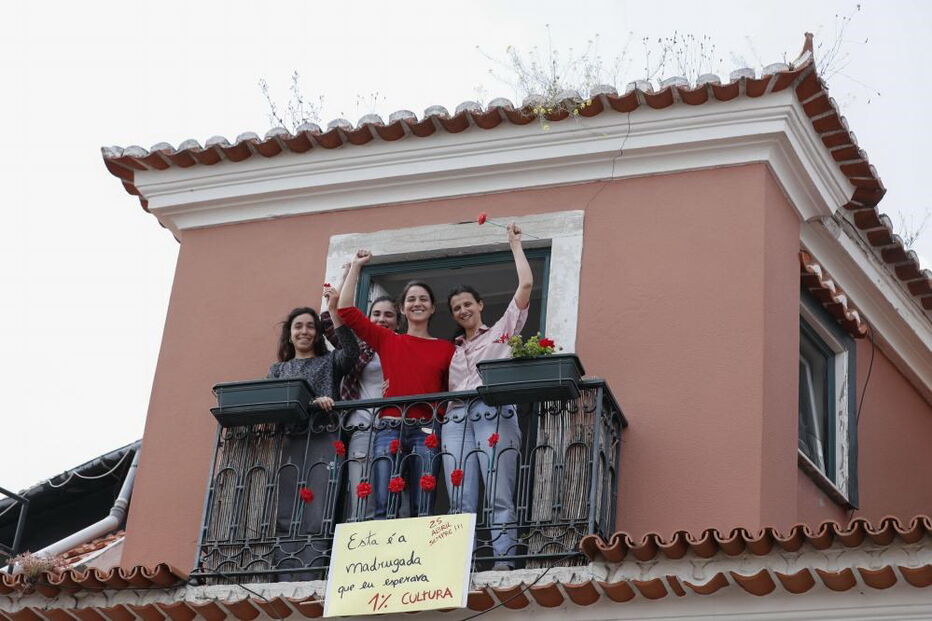 Populares cantam à varanda a canção 