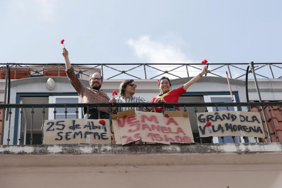 Populares cantam à varanda a canção 