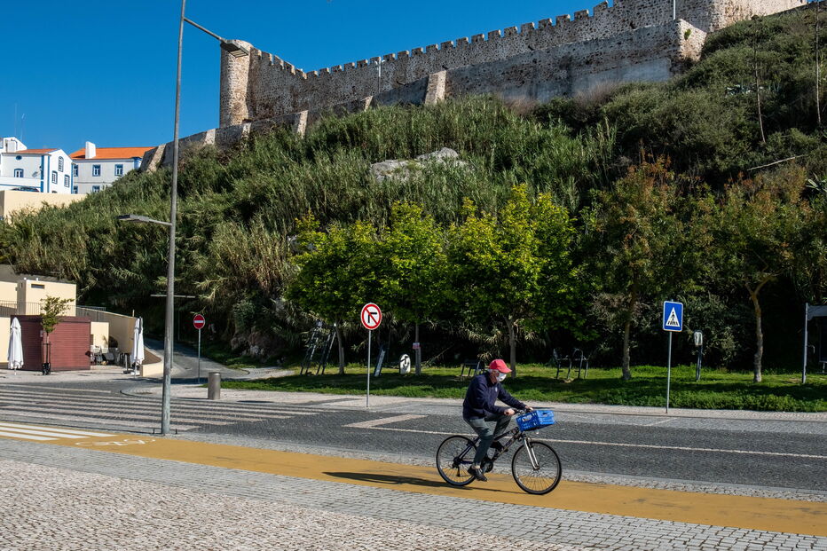 População sai à rua para aproveitar o sol em Sines durante Estado de Emergência
