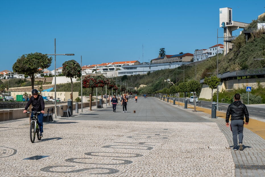 População sai à rua para aproveitar o sol em Sines durante Estado de Emergência