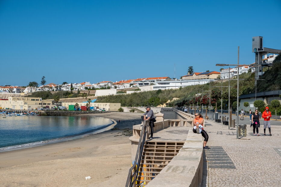 População sai à rua para aproveitar o sol em Sines durante Estado de Emergência