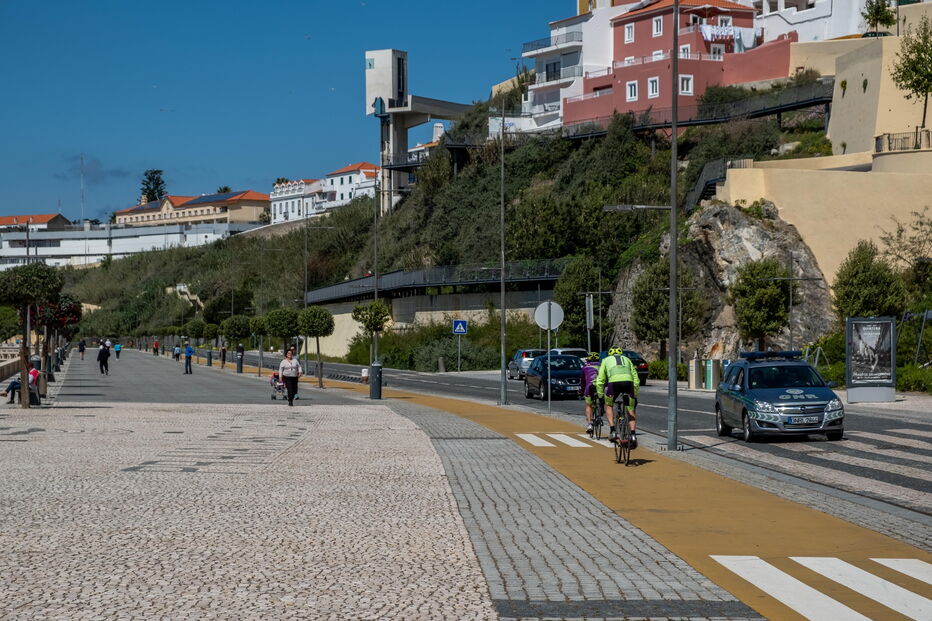 População sai à rua para aproveitar o sol em Sines durante Estado de Emergência