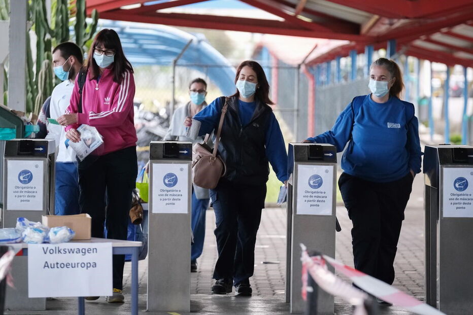 Trabalhadores da Autoeuropa regressam ao trabalho com limitações devido à pandemia