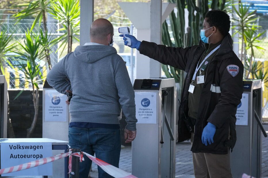 Trabalhadores da Autoeuropa regressam ao trabalho com limitações devido à pandemia