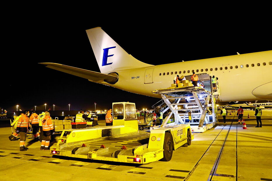 Máscaras e equipamentos de proteção contra a Covid-19 são feitos na China