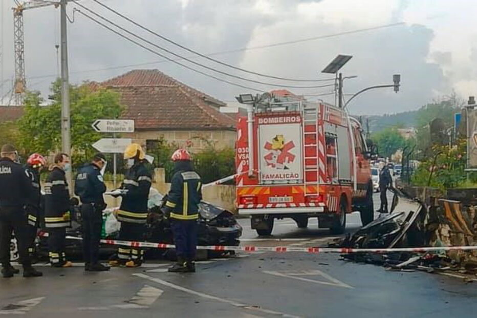 Casal ferido em violenta colisão contra muro em Famalicão. Veja as imagens