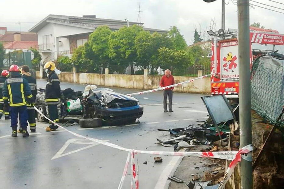 Casal ferido em violenta colisão contra muro em Famalicão. Veja as imagens