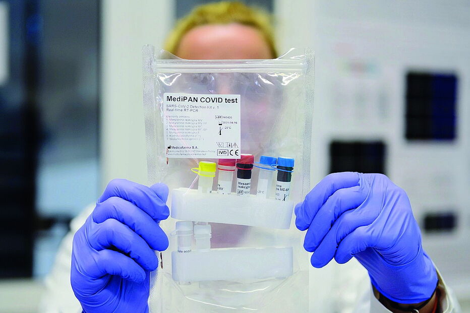 Laboratórios estão empenhados em encontrar uma cura para a doença que paralisou o Mundo 