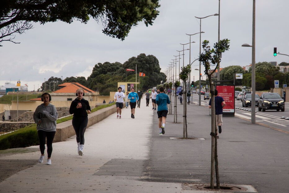 População faz exercício físico na Avenida Brasil, Porto, abril de 2020